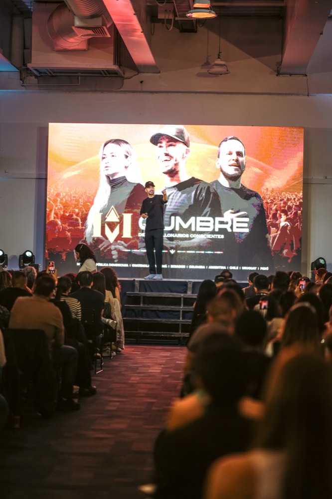 Escenario de la Cumbre con público